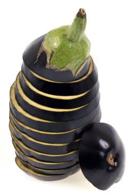 Patlıcan dilimlere bölünmüş. Beyaz arka planda yakın plan. 