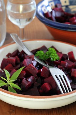 Pancar tabağı yakın plan küp kesilmiş. 