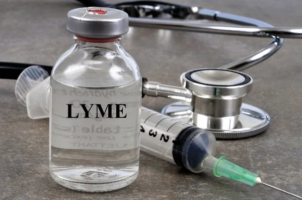 バイアルと注射器とライムワクチンの概念 — ストック写真