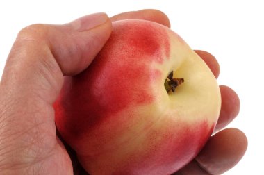 Olgun nektarin beyaz arkaplanda yakın planda. 