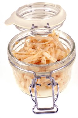 Beyaz arkaplanda rendelenmiş kereviz tabakası