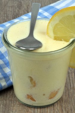 Limonlu tiramisu, yakın çekimde.