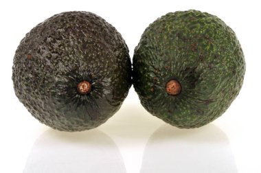 Beyaz arka planda olgun avokado yakın plan