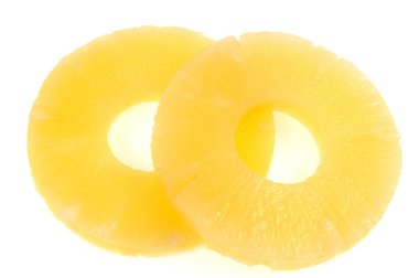 Beyaz arkaplanda ananas halkaları.