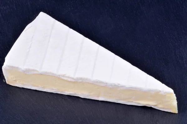 Stuk Brie Kaas Close Zwarte Achtergrond — Stockfoto