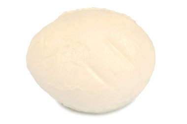 Beyaz arkaplanda Mozzarella yakın plan 