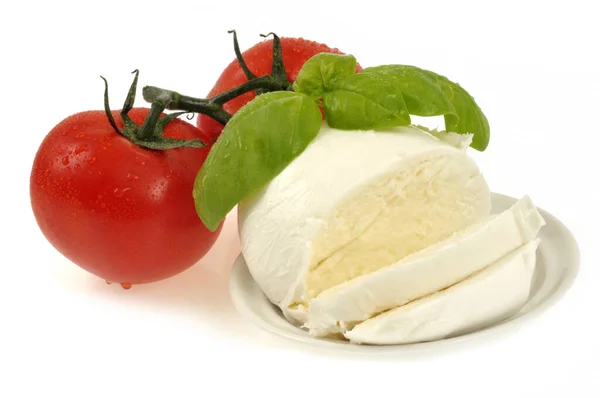 Mozzarella Mit Basilikum Untertasse Neben Tomaten Nahaufnahme Auf Weißem Hintergrund — Stockfoto