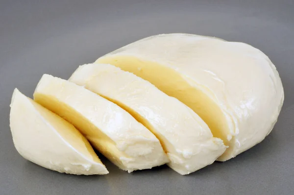 Mozzarella Řez Zblízka Šedém Pozadí — Stock fotografie