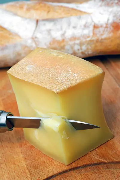 Queso Abondance Con Cuchillo Cerca —  Fotos de Stock