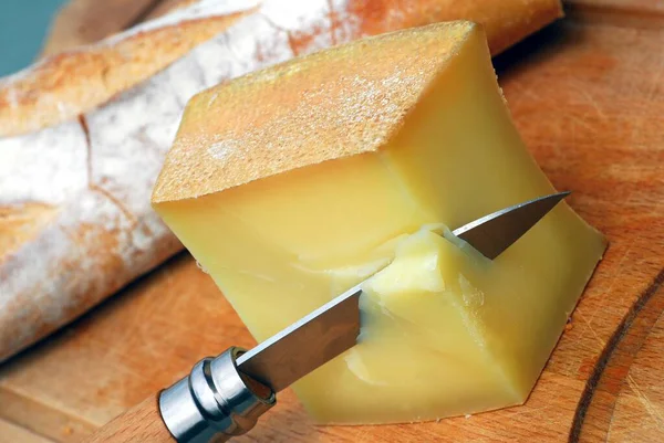 Τυρί Abondance Κοντινό Μαχαίρι — Φωτογραφία Αρχείου