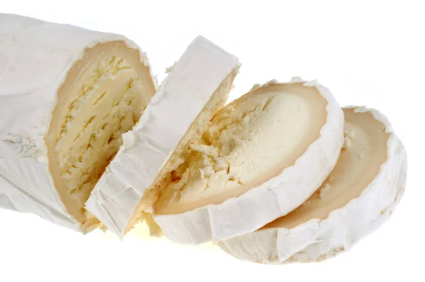 Beyaz Arka Planda Dilimlenmiş Keçi Peyniri — Stok fotoğraf