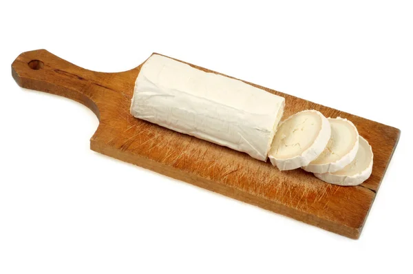 Kesme Tahtasında Dilimlenmiş Keçi Peyniri Beyaz Arka Planda Yakın Plan — Stok fotoğraf