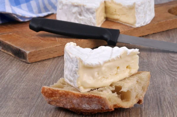 Portion Camembert Auf Einer Scheibe Brot Großaufnahme — Stockfoto