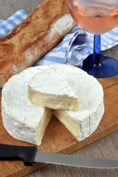 Bir Dilim Ekmek Üzerine Bir Parça Camembert Peyniri Bir Bardak — Stok fotoğraf