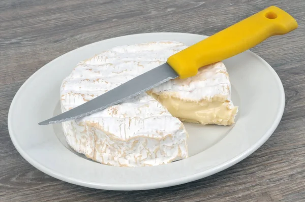 Camembert Ξεκίνησε Ένα Πιάτο Ένα Μαχαίρι Close — Φωτογραφία Αρχείου