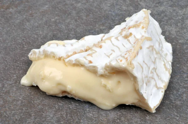 Camembert Začal Detailu Šedém Pozadí — Stock fotografie