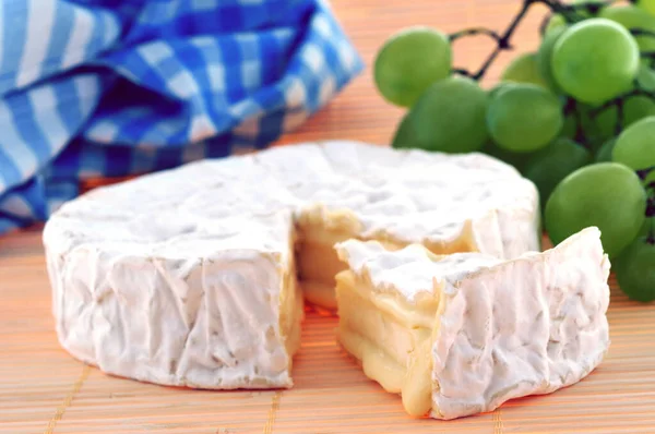 Camembert Started Bunch Grapes Close — Stock Photo, Image
