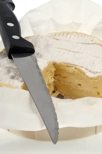 Camembert Pudełku Nożem Zbliżenie Białym Tle — Zdjęcie stockowe
