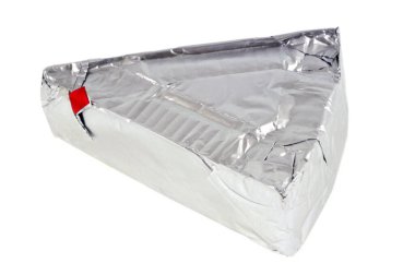 Beyaz arkaplana yayılmış peynirin bir kısmı 