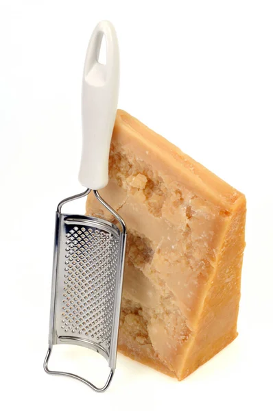 Beyaz Arka Planda Peynir Rendesi Olan Bir Parça Parmesan — Stok fotoğraf