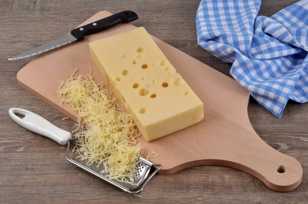 Queso Emmental Entero Rallado Una Tabla Cortar Con Rallador Queso —  Fotos de Stock