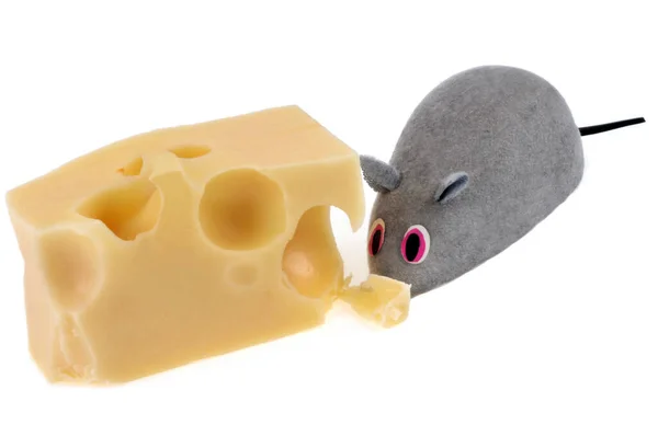 Zabawka Mysz Jedząca Kawałek Ementalnego Sera Bliska Białym Tle — Zdjęcie stockowe