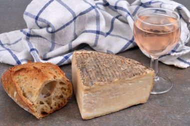Tomme de Savoie, bir bardak şarap ve ekmek ile yakın plan.