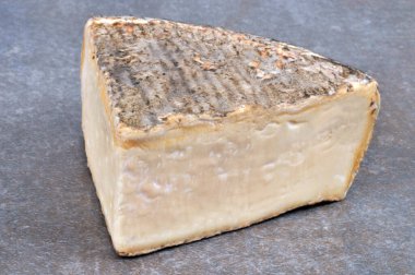 Tomme de Savoie gri arkaplanda yakın planda