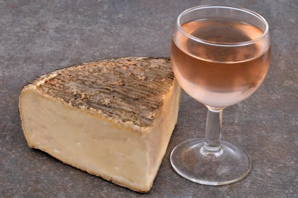Tomme Savoie Mit Einem Glas Wein Nahaufnahme — Stockfoto