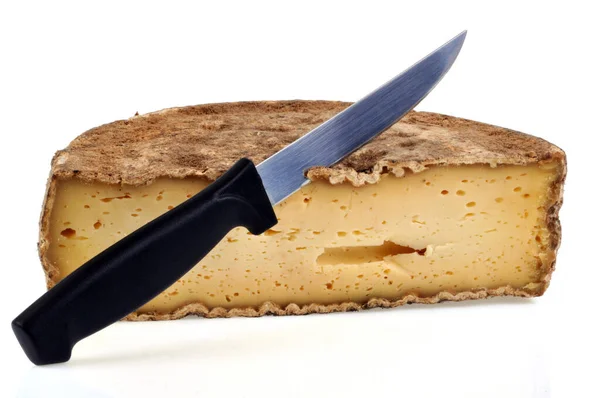 Tomme Savoie Con Cuchillo Primer Plano Sobre Fondo Blanco —  Fotos de Stock