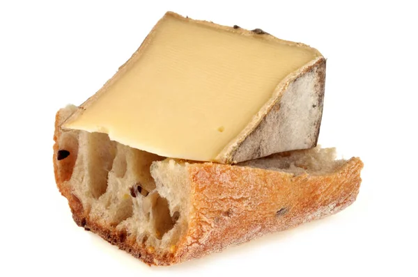 Tomme Savoie Auf Einem Stück Brot Nahaufnahme Auf Weißem Hintergrund — Stockfoto