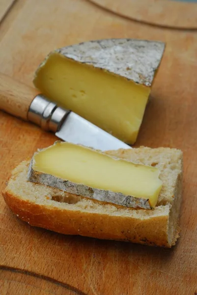 Tomme Savoie Auf Einem Stück Brot Und Einem Messer Nahaufnahme — Stockfoto