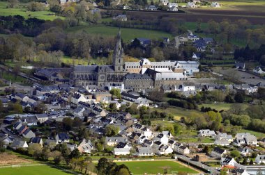 Brittany 'deki Sainte-Anne D' Auray Bazilikası 'nın havadan görünüşü
