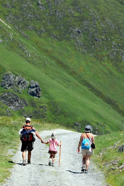 Familia Caminando Por Una Ruta Senderismo Los Pirineos Franceses —  Fotos de Stock