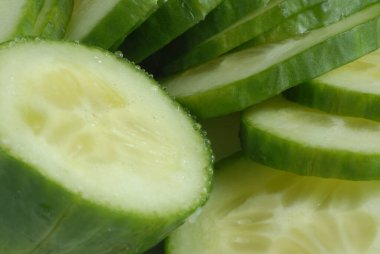 Taze salatalık halkaları yakından.