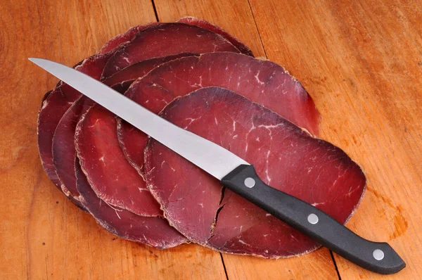 Bresaola Scheiben Aus Nächster Nähe Mit Einem Messer Auf Einem — Stockfoto