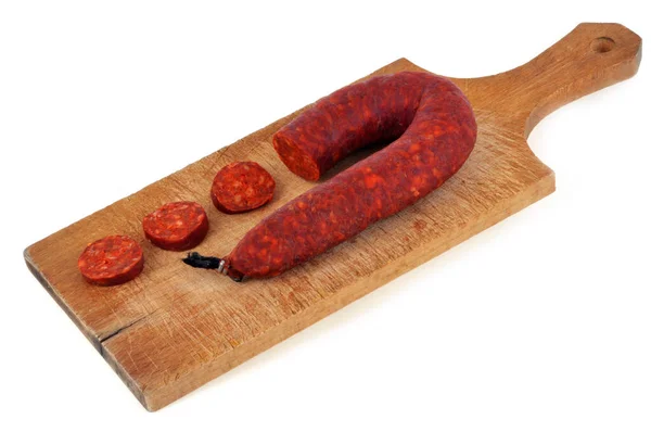 Chorizo Close Sur Une Planche Découper Sur Fond Blanc — Photo