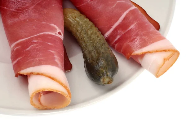 Jamón Rebanado Con Encurtidos Crudos Primer Plano Sobre Fondo Blanco —  Fotos de Stock