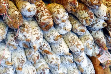 Kuru dağ sosisleri yakın.