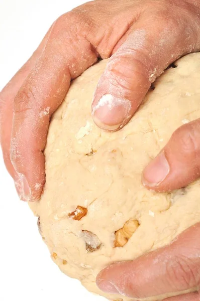Ekmek Hamurunu Beyaz Arkaplanda Elle Dizmek — Stok fotoğraf