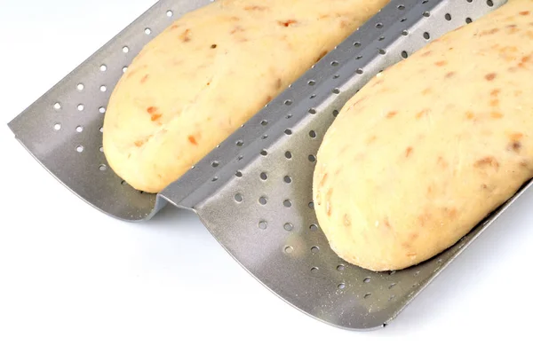 Ekmek Çubukları Beyaz Arkaplanda Yakın Plan Pişirme Kiremitlerinde — Stok fotoğraf
