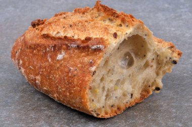 Bir parça ekmek ekmeği. Gri arkaplanı kapatın.