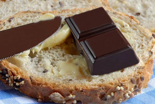Torrada Pão Quadrados Chocolate Com Manteiga Close Uma Toalha Mesa — Fotografia de Stock