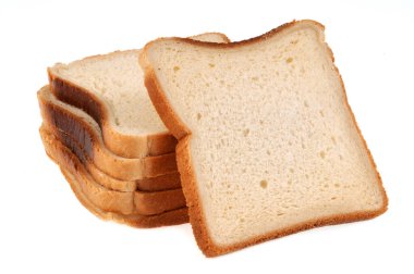 Dilimlenmiş yumuşak ekmek beyaz arka planda üst üste yığılmış.