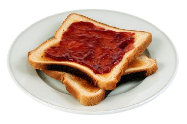 Çilek reçelli yumuşak ekmek dilimleri. Beyaz arka planda yakın plan bir tabağa koy. 