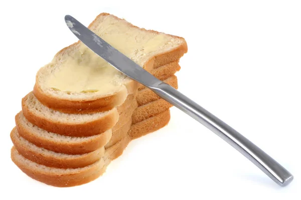 Pokrojony Miękki Chleb Masłem Nożem Ułożone Bliska Białym Tle — Zdjęcie stockowe