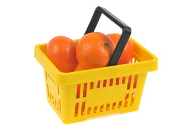 Beyaz arka planda bir sepet mandalina. 