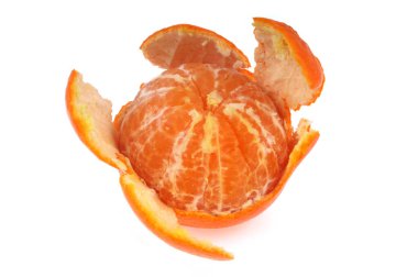 Beyaz arkaplanda soyulmuş mandalina yakın plan