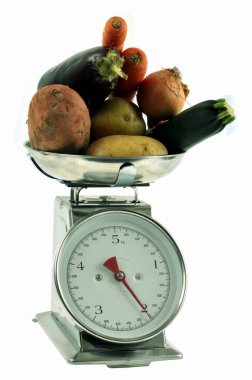 Mutfak ölçeğinde karışık sebzeler beyaz arka planda yakın plan.