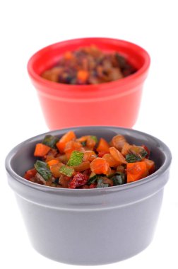 Beyaz arka planda karışık sebzeli ramekin. 